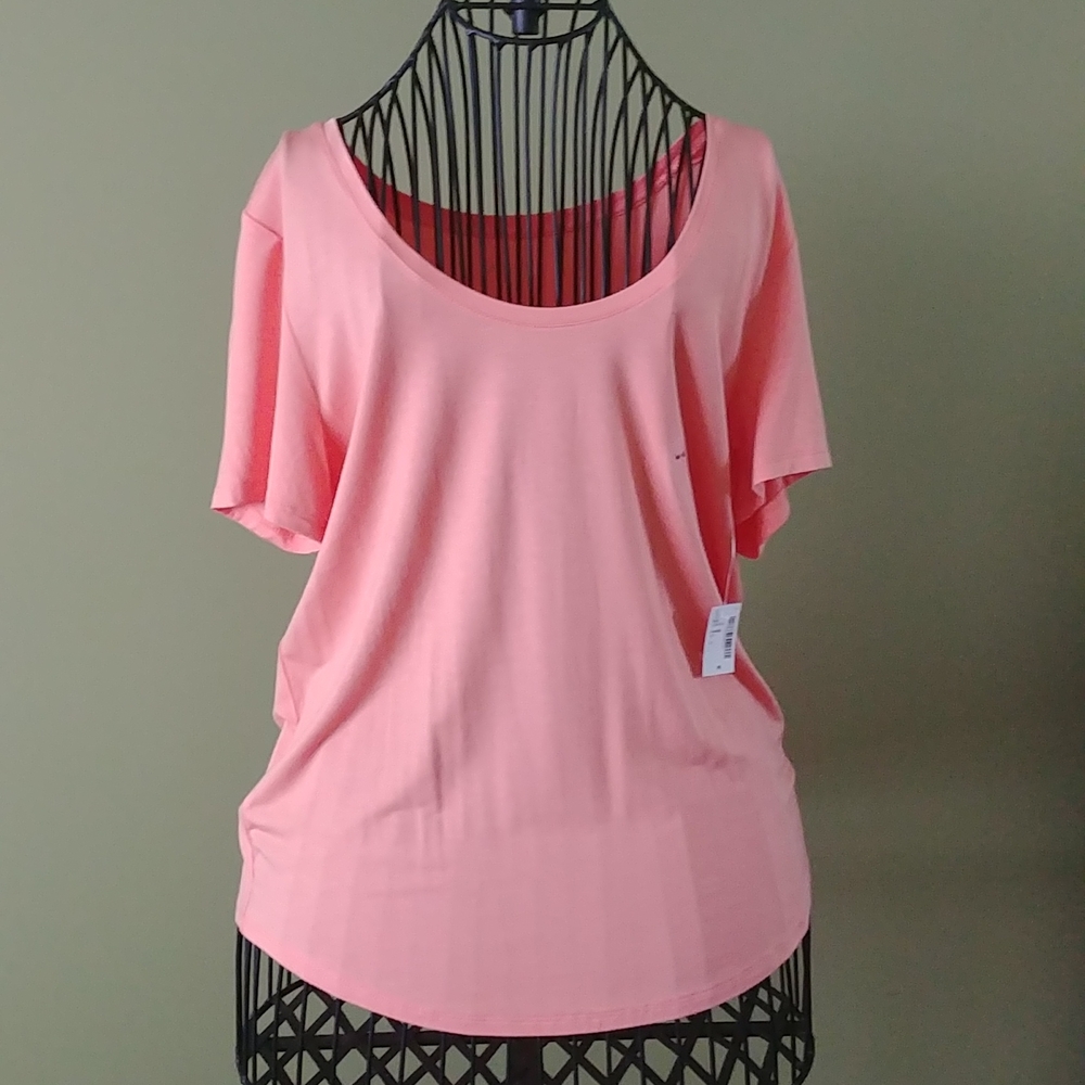 NWT "Reitmans" top, Size M, peach color
